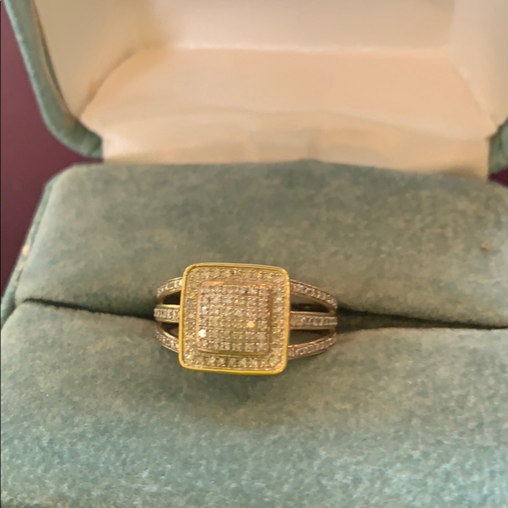 Gold diamond ring